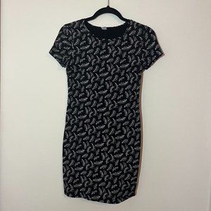 Old Navy Dress Size XS Bodycon, Black and White Feather Pattern, Stretchy Fit